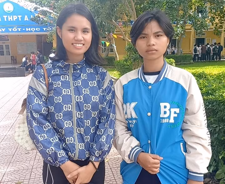 Em Hồ Thị Vui (trái) và Viên Thị Ra Pia - 2 trong 3 học sinh tại Trung tâm Giáo dục Nghề nghiệp – Giáo dục Thường xuyên huyện A Lưới dự thi tốt nghiệp.
