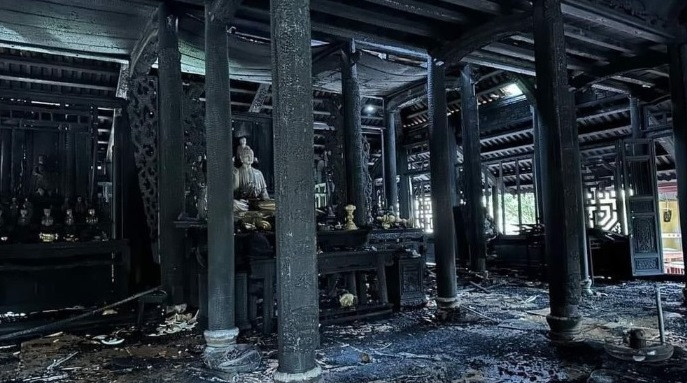 Sau vụ cháy ở phần chánh điện do cấu kiện gỗ bị thiệt hại nặng. Sau vụ cháy ở phần chánh điện do cấu kiện gỗ bị thiệt hại nặng.