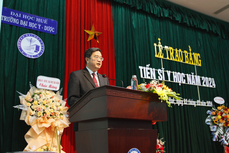 GS.TS Nguyễn Vũ Quốc Huy, Hiệu trưởng ĐH Y - Dược, ĐH Huế cảm ơn sự giảng dạy, hướng dẫn khoa học nhiệt tình, đầy trách nhiệm của các thầy cô giáo.