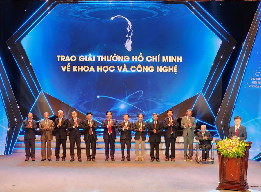 Nhóm tác giả GS.TS Cao Ngọc Thành (thứ 4 từ phải qua) nhận Giải thưởng Hồ Chí Minh 2022. Nhóm tác giả GS.TS Cao Ngọc Thành (thứ 4 từ phải qua) nhận Giải thưởng Hồ Chí Minh 2022.