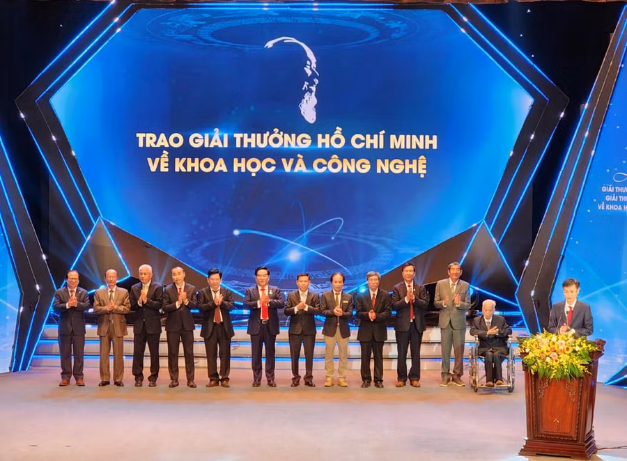Nhóm tác giả GS.TS Cao Ngọc Thành (thứ 4 từ phải qua) nhận Giải thưởng Hồ Chí Minh 2022.