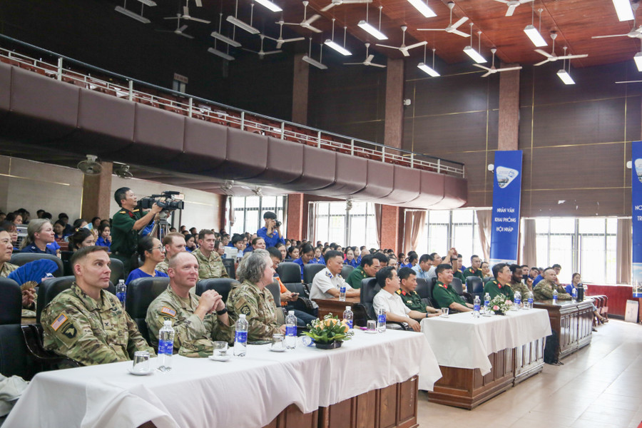 Các đại biểu, khách mời cùng hàng trăm sinh viên tham gia chương trình giao lưu nghệ thuật và tiếng Anh của Trường ĐH Sư phạm với lực lượng vệ binh quốc gia của Bang Oregon, Hoa kỳ.