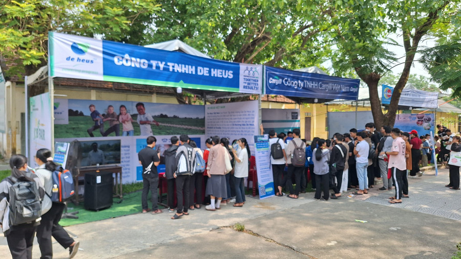 Có gần 1.600 chỉ tiêu việc làm, lớn hơn số lượng sinh viên nhà Trường. &quot;Các em học tại Trường ĐH Nông Lâm, ĐH Huế sẽ không thiếu việc làm&quot; - PGS.TS Trần Thanh Đức, Hiệu trưởng nhà Trường khẳng định tại Ngày hội việc làm lần thứ 11.