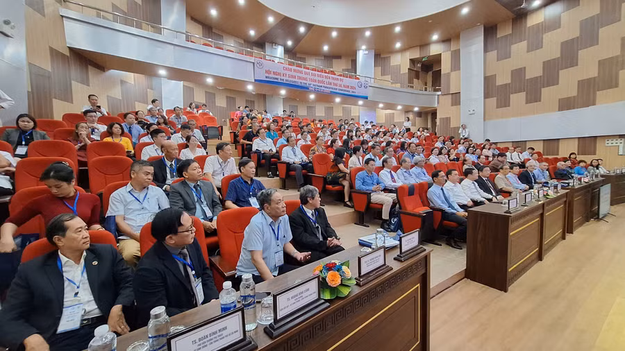 Đông đảo các đại biểu quốc tế và trong nước về tham dự Hội nghị Ký sinh trùng toàn quốc lần thứ 50 được tổ chức tại Trường Đại học Y - Dược, Đại học Huế, tỉnh Thừa Thiên Huế.