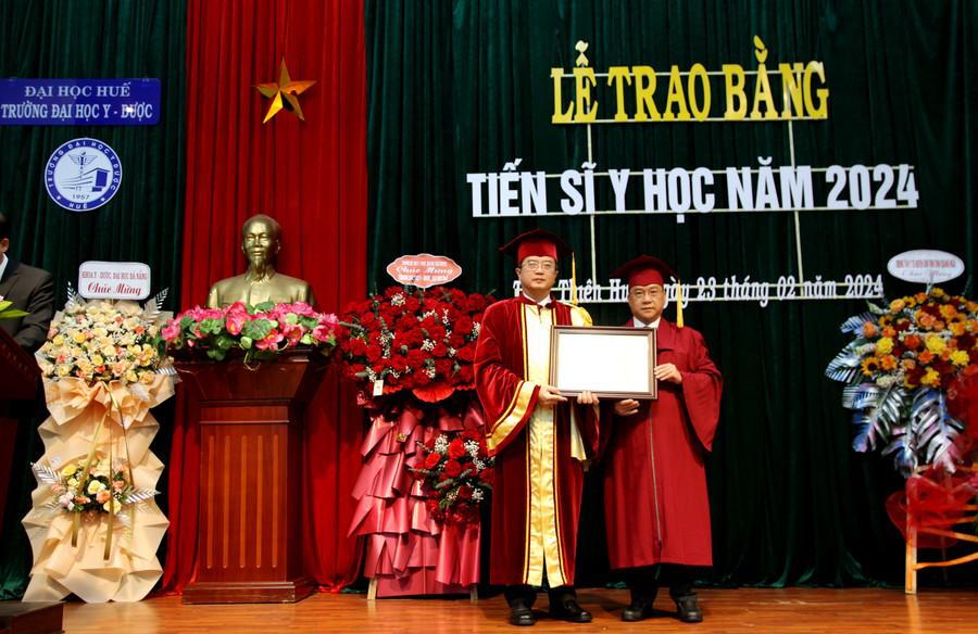 Trao bằng cho các tân tiến sĩ tại Trường ĐH Y - Dược, ĐH Huế.