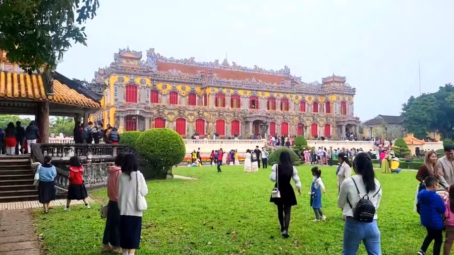 Du khách tấp nập tham quan Điện Kiến Trung vừa được phục dựng lại tại Đại Nội Huế. (Ảnh: Đ.H)