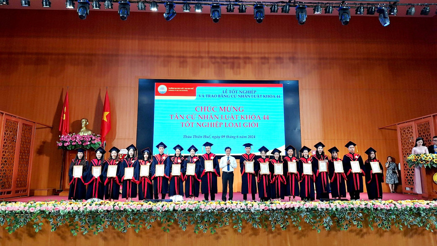 ... và sinh viên Luật nhận bằng tốt nghiệp. (Ảnh: Đại Dương)