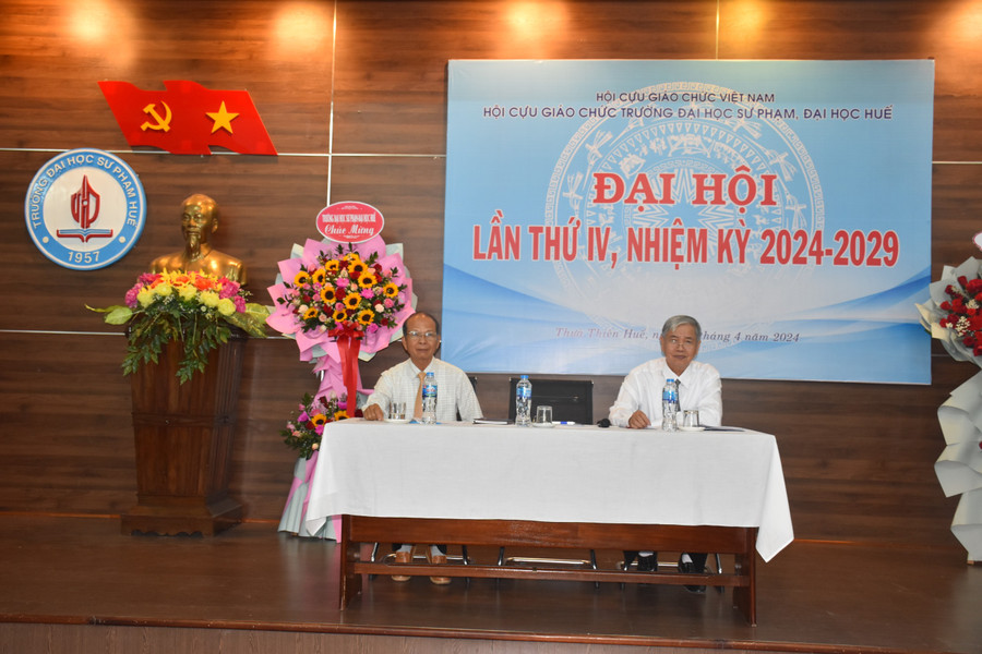 Các thành viên của Ban Chủ tịch Hội Cựu giáo chức.