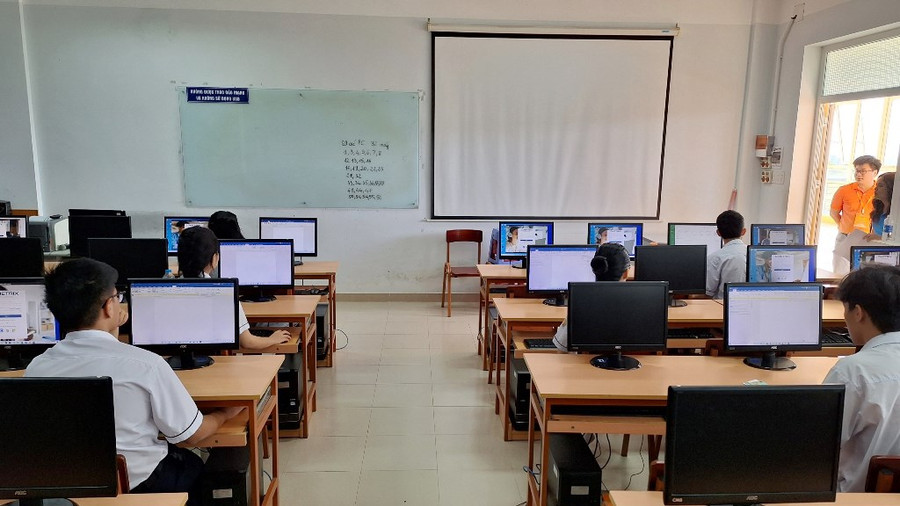 Thí sinh làm bài thi quốc tế theo ngôn ngữ Tiếng Anh với 6 môn thi. Thí sinh làm bài thi quốc tế theo ngôn ngữ Tiếng Anh với 6 môn thi.