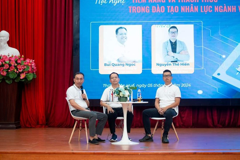 PGS.TS Nguyễn Quang Lịch, Khoa trưởng Khoa Kỹ thuật và Công nghệ - Đại học Huế (trái) cùng ông Nguyễn Thế Hiển, Tổng Giám đốc Công ty DreamBig Semiconductor Việt Nam (phải) và ông Bùi Quang Ngọc, Giám đốc điều hành cấp cao Công ty Marvell Việt Nam (giữa) tại hội nghị “Tiềm năng và thách thức trong đào tạo nhân lực ngành vi mạch bán dẫn”. (Ảnh: Q.L) PGS.TS Nguyễn Quang Lịch, Khoa trưởng Khoa Kỹ thuật và Công nghệ - Đại học Huế (trái) cùng ông Nguyễn Thế Hiển, Tổng Giám đốc Công ty DreamBig Semiconductor Việt Nam (phải) và ông Bùi Quang Ngọc, Giám đốc điều hành cấp cao Công ty Marvell Việt Nam (giữa) tại hội nghị “Tiềm năng và thách thức trong đào tạo nhân lực ngành vi mạch bán dẫn”. (Ảnh: Q.L)
