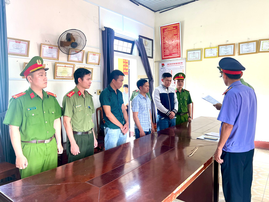 Với mỗi người đi Hàn Quốc khoảng 420 triệu đồng, nhóm này đã thu nhận hồ sơ của 16 người cùng số tiền gần 6 tỷ đồng. (Ảnh: Công an tỉnh Thừa Thiên Huế)