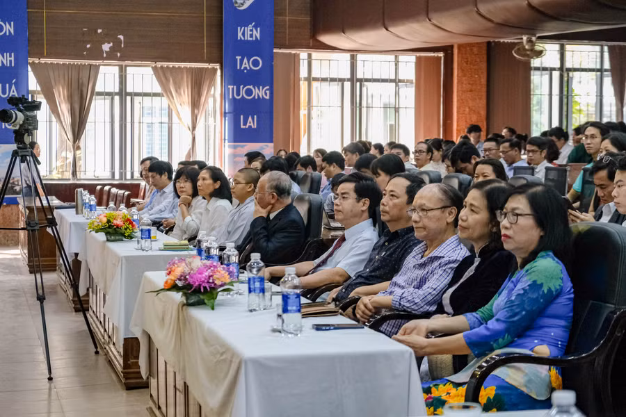 Các đại biểu và khách mời tham gia chương trình.