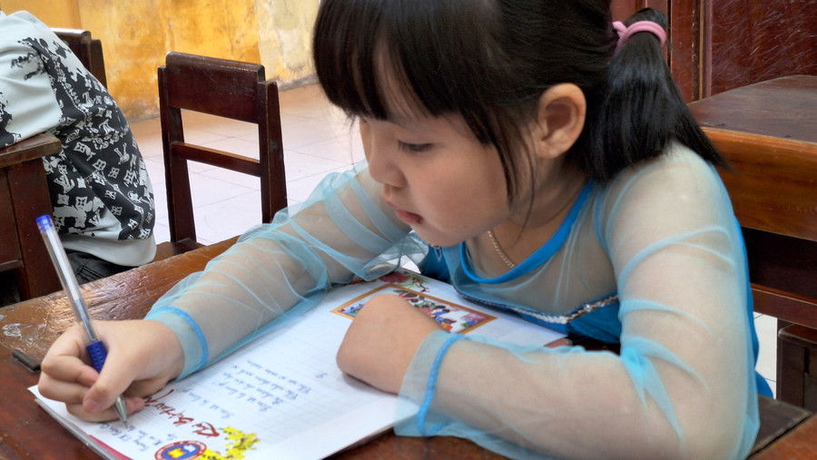 Nắn nót từng nét chữ. (Ảnh: Đại Dương)