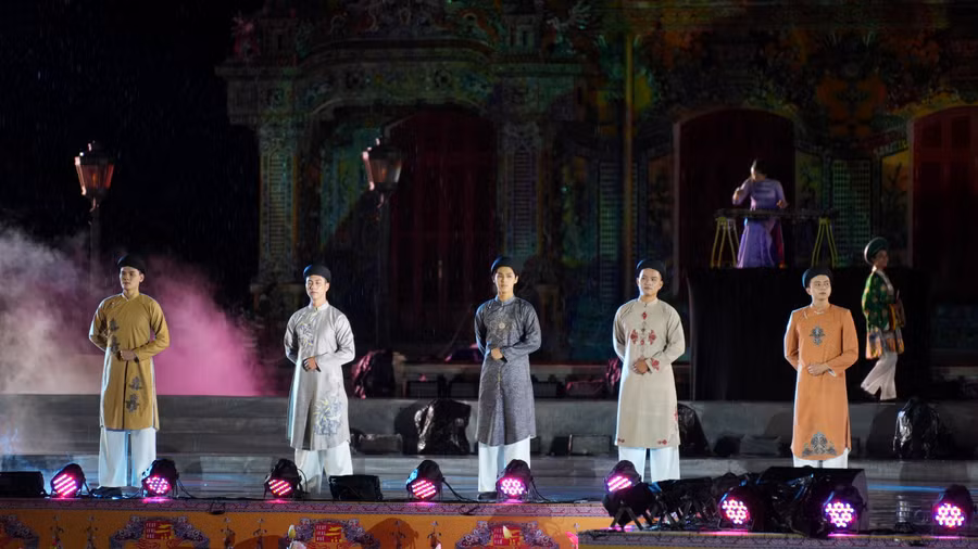 Áo dài ngũ thân nam trình diễn.