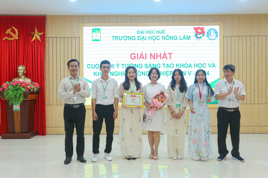 Trao giải Nhất cho các sinh viên xuất sắc.