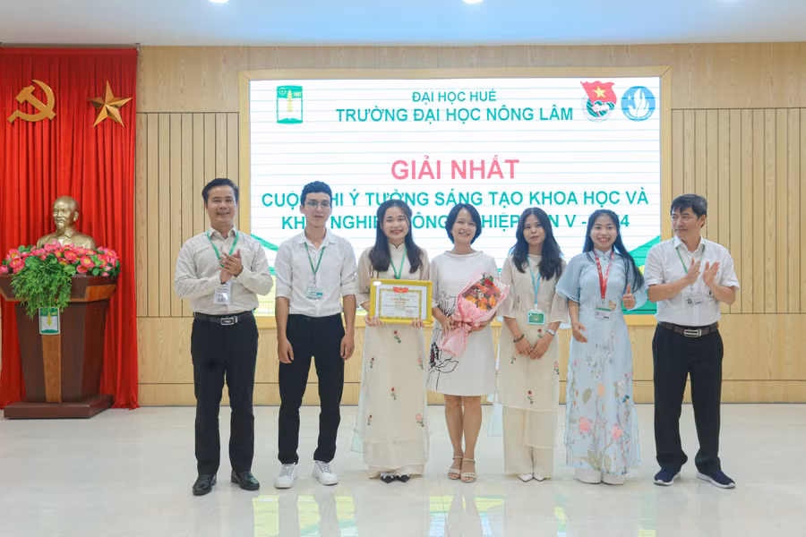 Trao giải Nhất cho các sinh viên xuất sắc.