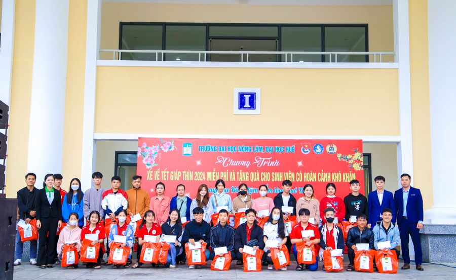 Tặng quà, hỗ trợ vé xe về quê ăn Tết cho gần 650 SV Trường ĐH Nông lâm, ĐH Huế.