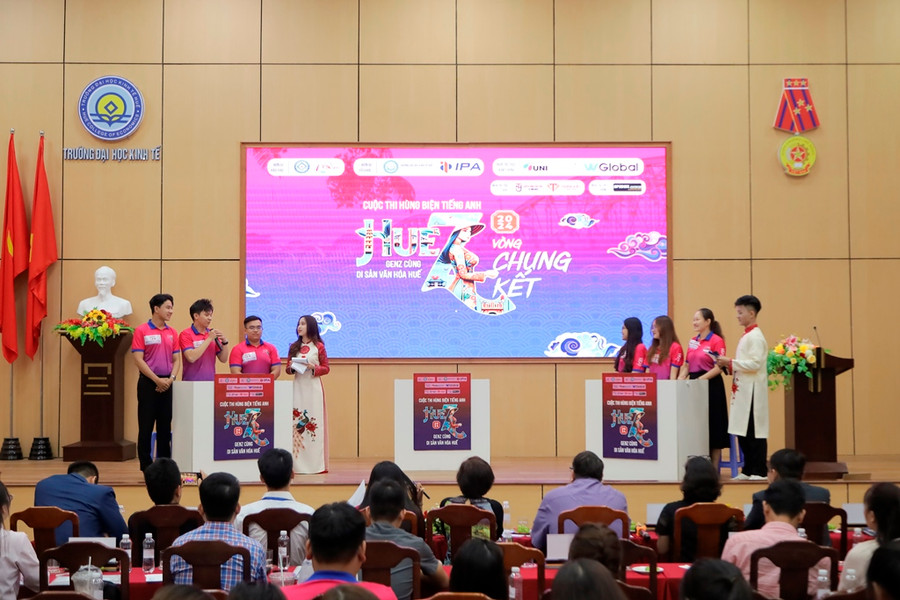 Cuộc thi hùng biện tiếng Anh về văn hóa Huế tạo cho các thí sinh sự tự tin và nền tảng kiến thức lịch sử, văn hóa tốt. Cuộc thi hùng biện tiếng Anh về văn hóa Huế tạo cho các thí sinh sự tự tin và nền tảng kiến thức lịch sử, văn hóa tốt.