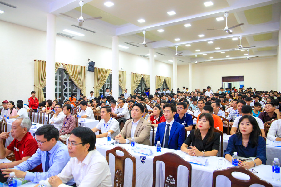 Lễ trao giải thu hút đông đảo đại biểu, khách mời cùng các em học sinh và các bậc phụ huynh tham gia.