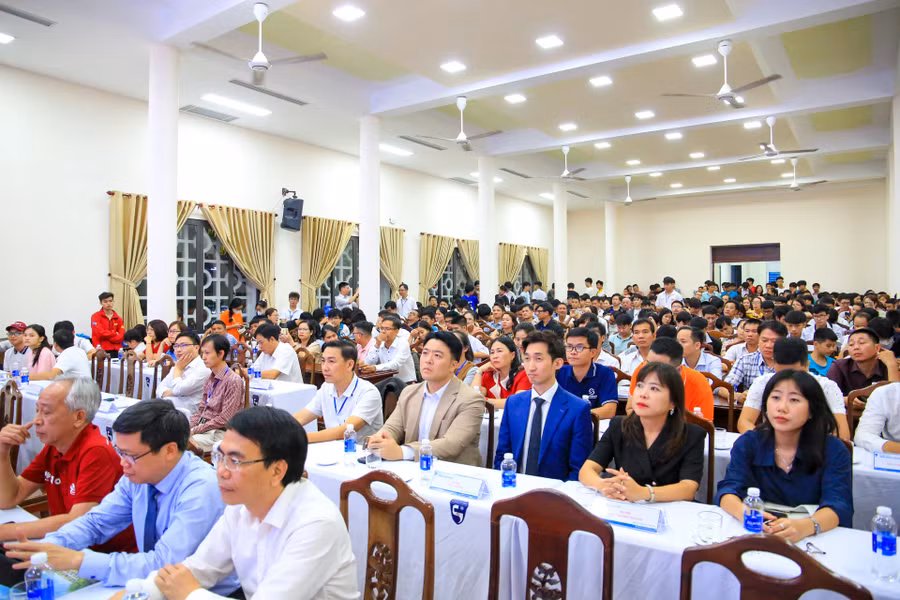 Lễ trao giải thu hút đông đảo đại biểu, khách mời cùng các em học sinh và các bậc phụ huynh tham gia.