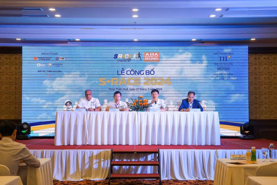 Ban Tổ chức trao đổi, giải đáp các vấn đề liên quan đến giải chạy S-Race 2024.