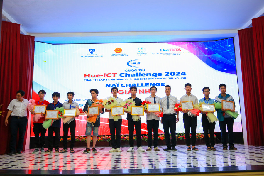 Trao giải Ba (trái) và giải Nhì (phải) cho các thí sinh bảng Naï Challenge.