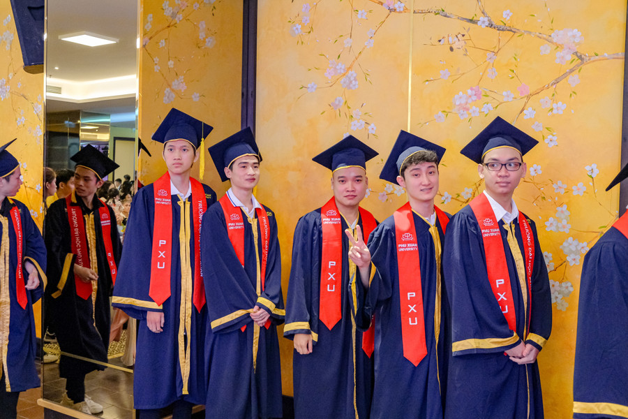 Sinh viên háo hức trong ngày nhận bằng tốt nghiệp. Sinh viên háo hức trong ngày nhận bằng tốt nghiệp.