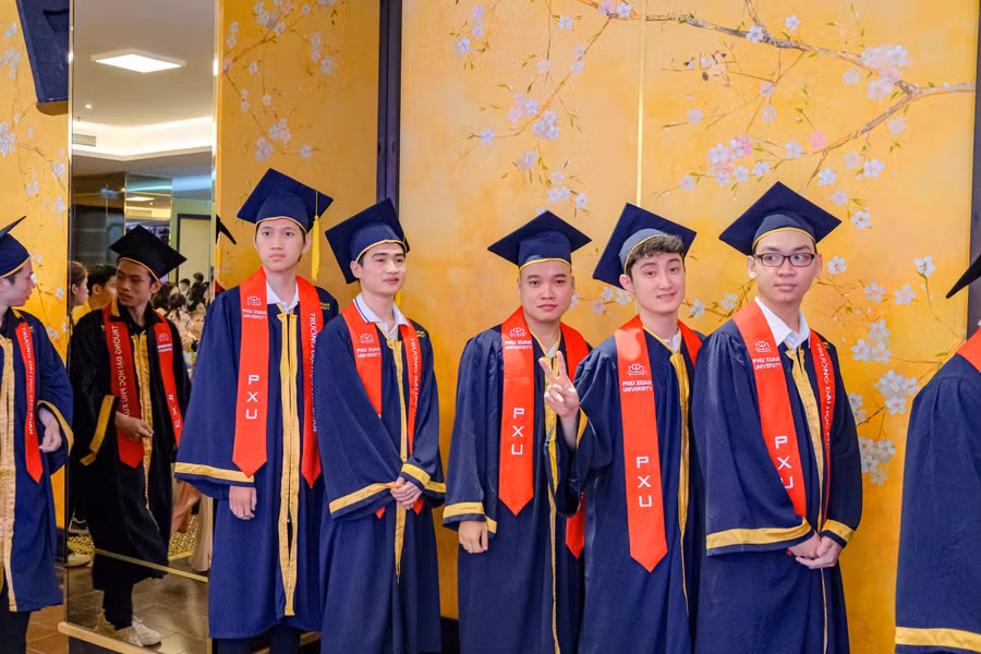 Sinh viên háo hức trong ngày nhận bằng tốt nghiệp.