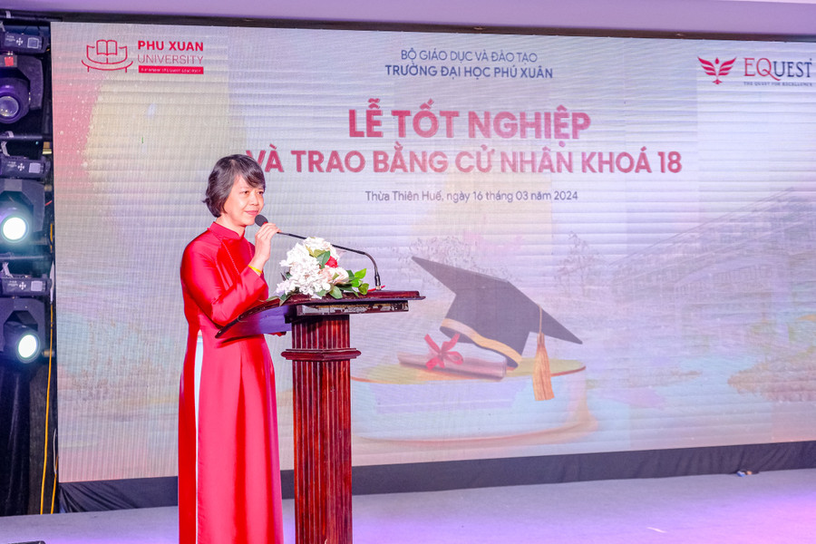 TS Ngô Hoàng Oanh, Hiệu trưởng Trường Đại học Phú Xuân chúc mừng các tân cử nhân đạt được trong quá trình học tập tại trường. TS Ngô Hoàng Oanh, Hiệu trưởng Trường Đại học Phú Xuân chúc mừng các tân cử nhân đạt được trong quá trình học tập tại trường.