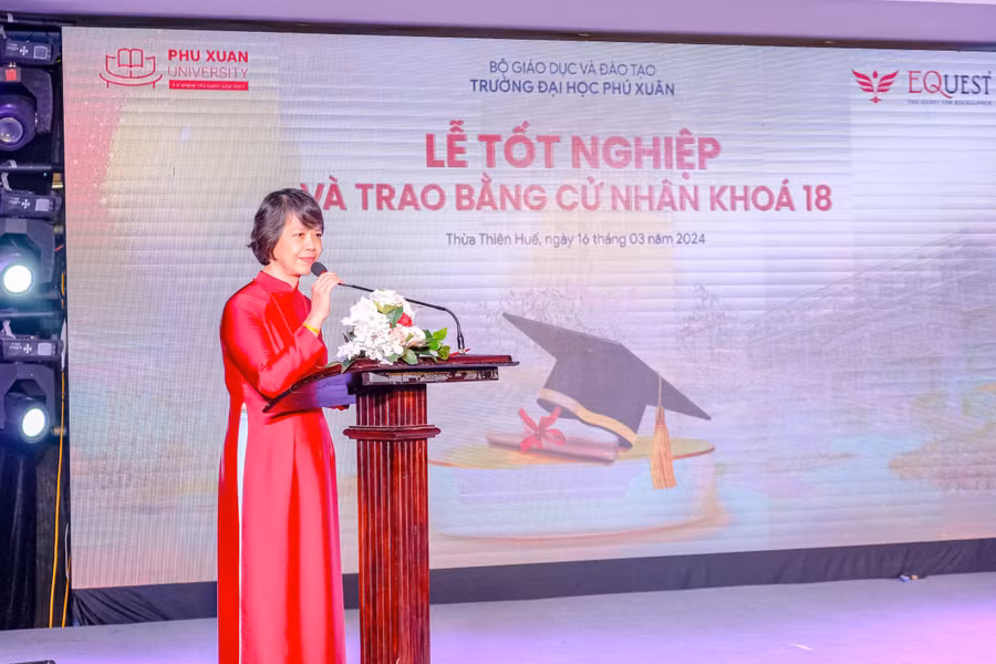 TS Ngô Hoàng Oanh, Hiệu trưởng Trường Đại học Phú Xuân chúc mừng các tân cử nhân đạt được trong quá trình học tập tại trường.