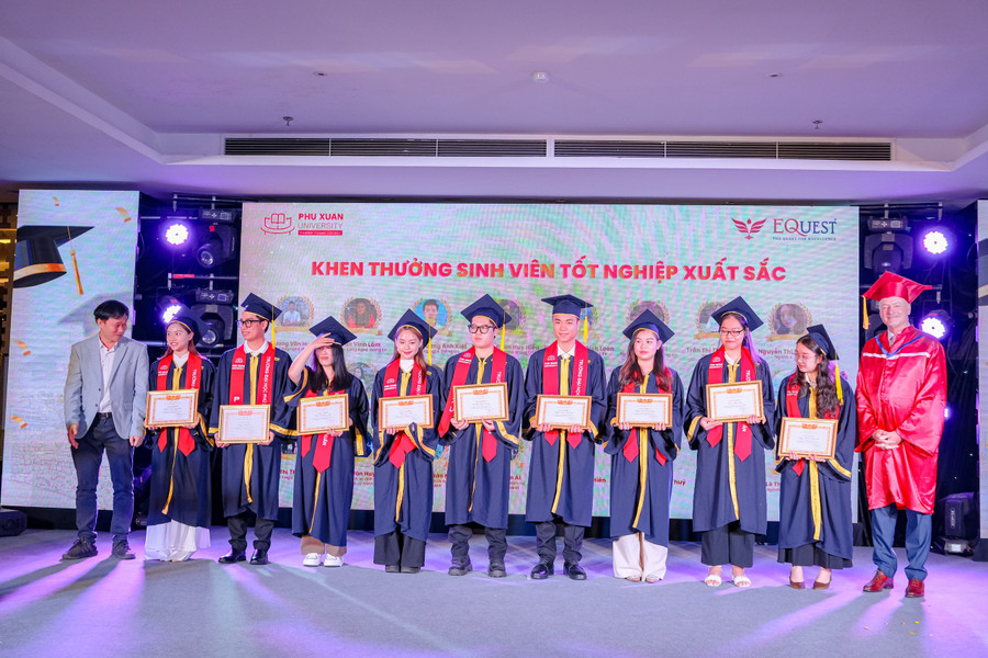 Tặng giấy khen và trao học bổng cho các sinh viên có thành tích xuất sắc. Tặng giấy khen và trao học bổng cho các sinh viên có thành tích xuất sắc.