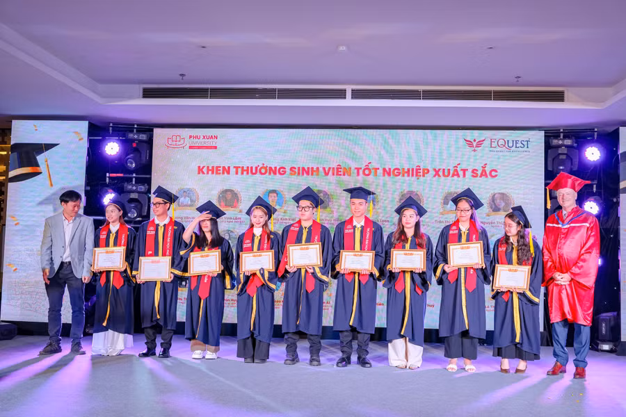 Tặng giấy khen và trao học bổng cho các sinh viên có thành tích xuất sắc.