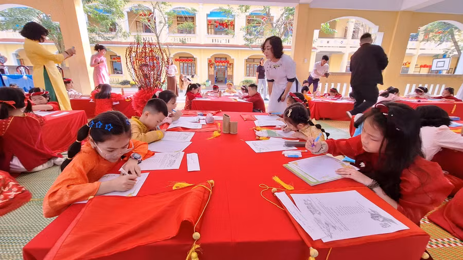 Ngày hội khai bút đầu xuân năm học 2023-2024 tại Trường Tiểu học Trần Quốc Toản, TP Huế vào sáng mùng 7 Tết Giáp Thìn. (Ảnh: Đại Dương)