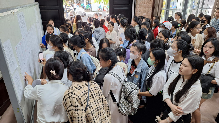 Thí sinh xem số báo danh. Thí sinh xem số báo danh.