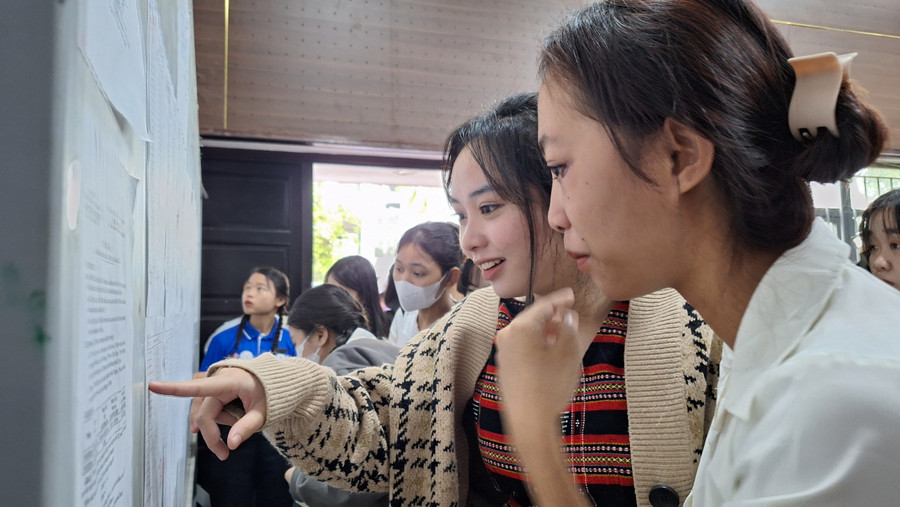 2 nữ sinh vui tươi tìm số báo danh và phòng thi. (Ảnh: Đại Dương) 2 nữ sinh vui tươi tìm số báo danh và phòng thi. (Ảnh: Đại Dương)