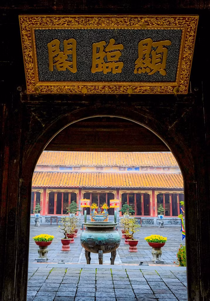 Các đỉnh đồng đặt trước sân Thế Tổ Miếu nhìn từ Hiển Lâm Các.