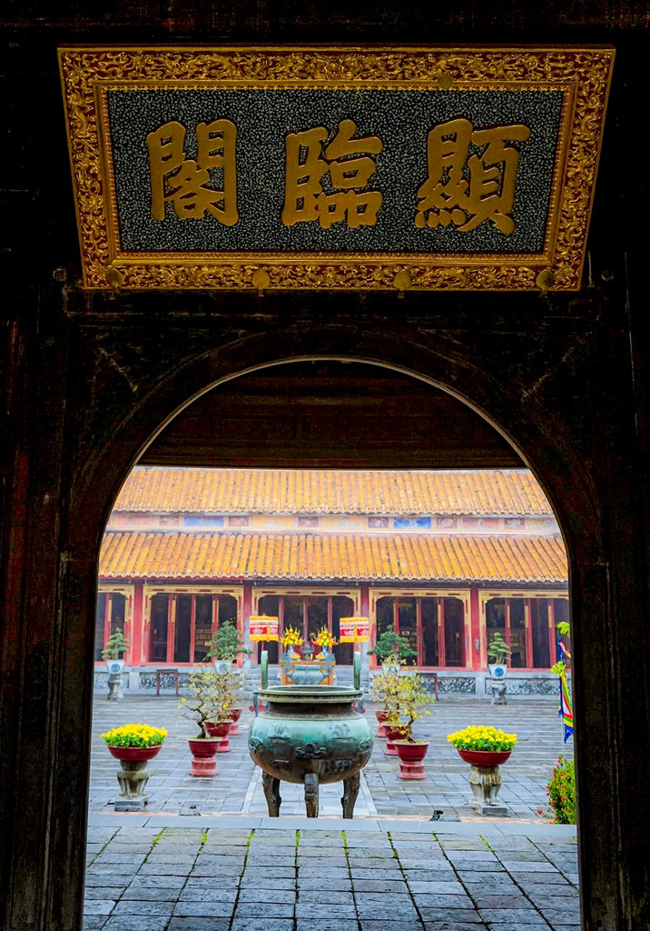 Các đỉnh đồng đặt trước sân Thế Tổ Miếu nhìn từ Hiển Lâm Các.