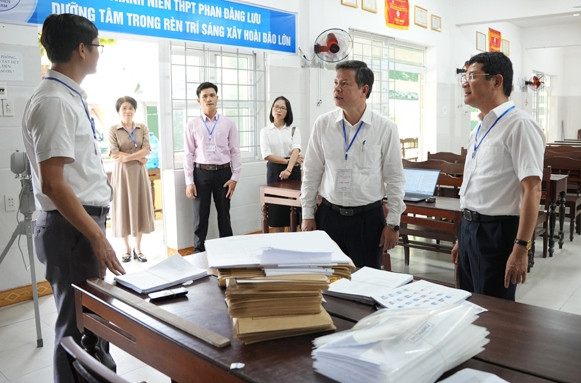 Ông Hoàng Hải Minh, Phó Chủ tịch UBND tỉnh Thừa Thiên Huế (ngoài cùng bên phải) và ông Nguyễn Tân, Giám đốc Sở Giáo dục và Đào tạo tỉnh Thừa Thiên Huế (thứ 2 từ phải sang) kiểm tra công tác thi tại Trường THPT Phan Đăng Lưu. Ông Hoàng Hải Minh, Phó Chủ tịch UBND tỉnh Thừa Thiên Huế (ngoài cùng bên phải) và ông Nguyễn Tân, Giám đốc Sở Giáo dục và Đào tạo tỉnh Thừa Thiên Huế (thứ 2 từ phải sang) kiểm tra công tác thi tại Trường THPT Phan Đăng Lưu.