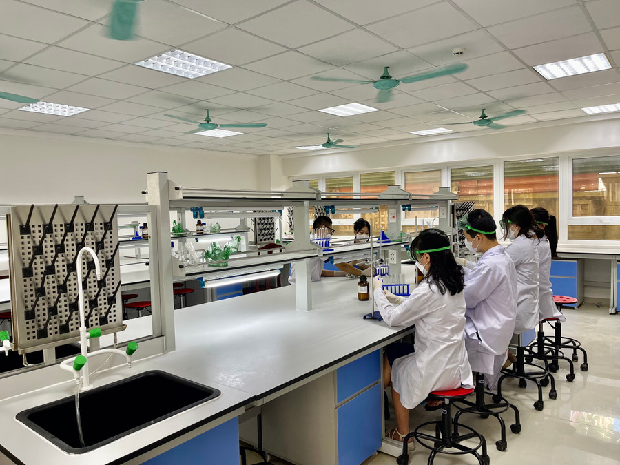 Học sinh trường THPT Thuận Hóa thực hành với trang thiết bị hiện đại của phòng thí nghiệm vật lý, hóa học,... Học sinh trường THPT Thuận Hóa thực hành với trang thiết bị hiện đại của phòng thí nghiệm vật lý, hóa học,...