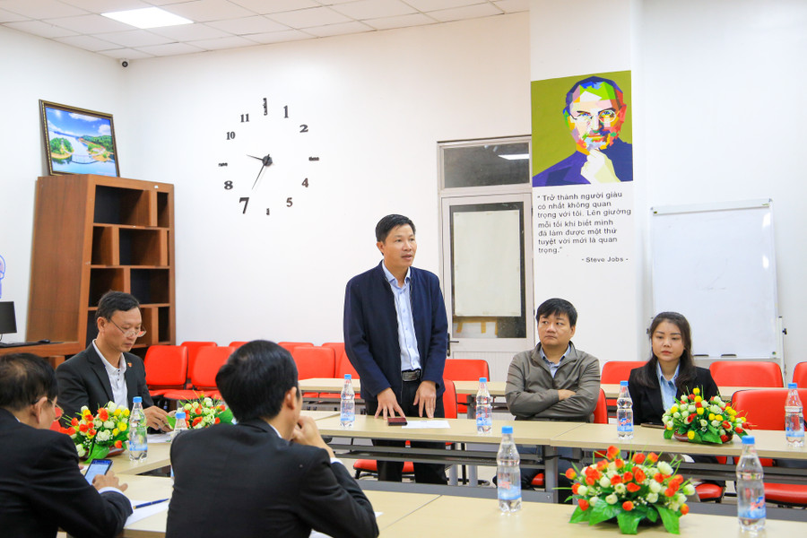 Ông Lê Văn Cường - Phó Giám đốc Sở Kế hoạch và Đầu tư tỉnh Thừa Thiên Huế trao đổi tại hội thảo. Ông Lê Văn Cường - Phó Giám đốc Sở Kế hoạch và Đầu tư tỉnh Thừa Thiên Huế trao đổi tại hội thảo.