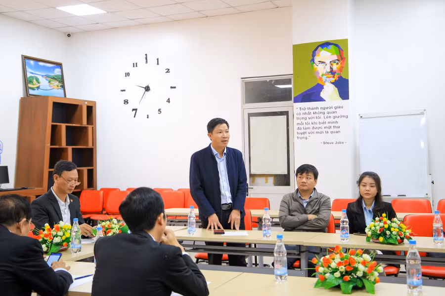 Ông Lê Văn Cường - Phó Giám đốc Sở Kế hoạch và Đầu tư tỉnh Thừa Thiên Huế trao đổi tại hội thảo.