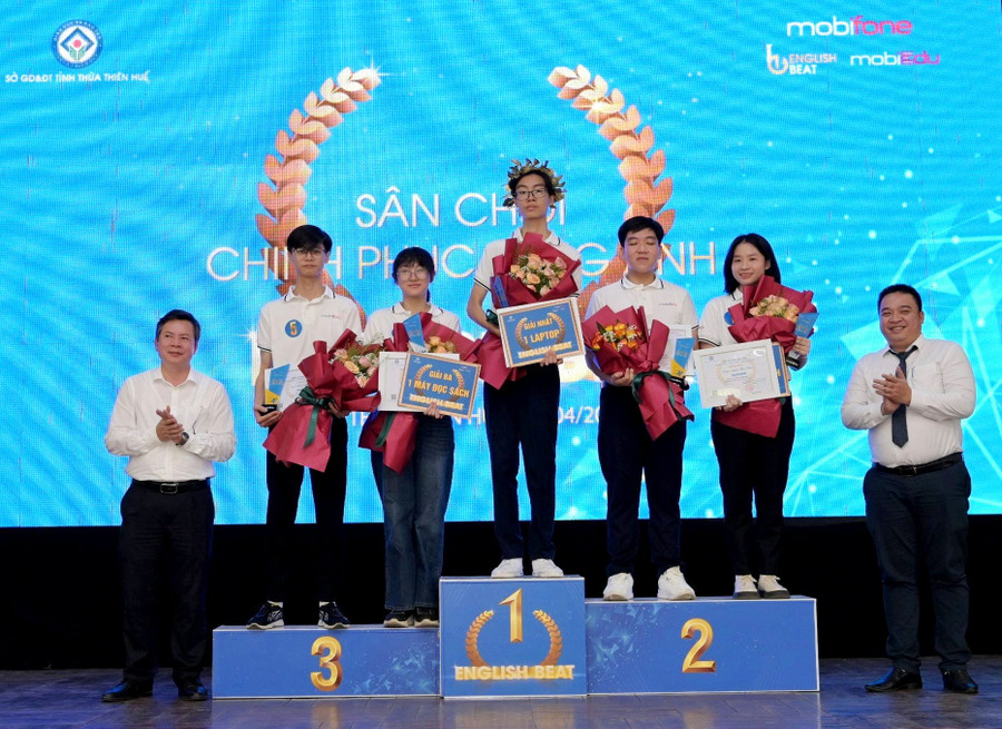 Ông Nguyễn Tân, Giám đốc Sở GD&ĐT tỉnh Thừa Thiên Huế (trái) và ông Phan Văn Hoài, Giám đốc MobiFone tỉnh Thừa Thiên Huế (phải) trao giải cho các thí sinh. Ông Nguyễn Tân, Giám đốc Sở GD&ĐT tỉnh Thừa Thiên Huế (trái) và ông Phan Văn Hoài, Giám đốc MobiFone tỉnh Thừa Thiên Huế (phải) trao giải cho các thí sinh.