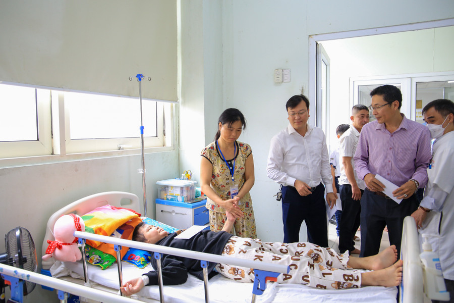 Tại Khoa Nhi, có 100 học sinh bị ung thư đang điều trị tại đây. Tại Khoa Nhi, có 100 học sinh bị ung thư đang điều trị tại đây.