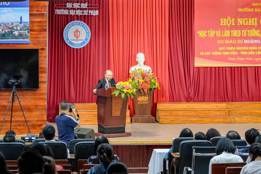 GS Hoàng Chí Bảo kể về cuộc đời và sự nghiệp của Bác Hồ, từ đó truyền nguồn cảm hứng đến đông đảo cán bộ nhân viên, học sinh, sinh viên Trường ĐH Sư phạm, ĐH Huế. GS Hoàng Chí Bảo kể về cuộc đời và sự nghiệp của Bác Hồ, từ đó truyền nguồn cảm hứng đến đông đảo cán bộ nhân viên, học sinh, sinh viên Trường ĐH Sư phạm, ĐH Huế.