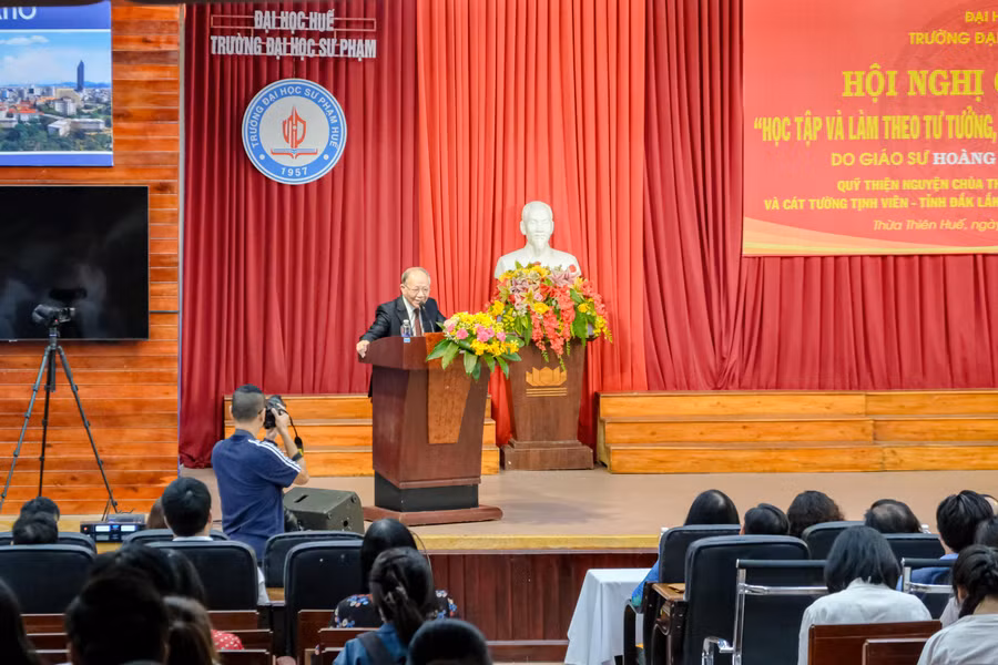 GS Hoàng Chí Bảo kể về cuộc đời và sự nghiệp của Bác Hồ, từ đó truyền nguồn cảm hứng đến đông đảo cán bộ nhân viên, học sinh, sinh viên Trường ĐH Sư phạm, ĐH Huế.