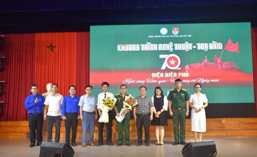 Đại diện Trường ĐH Sư phạm, ĐH Huế tặng hoa cho đại biểu, khách mời tham gia chương trình.