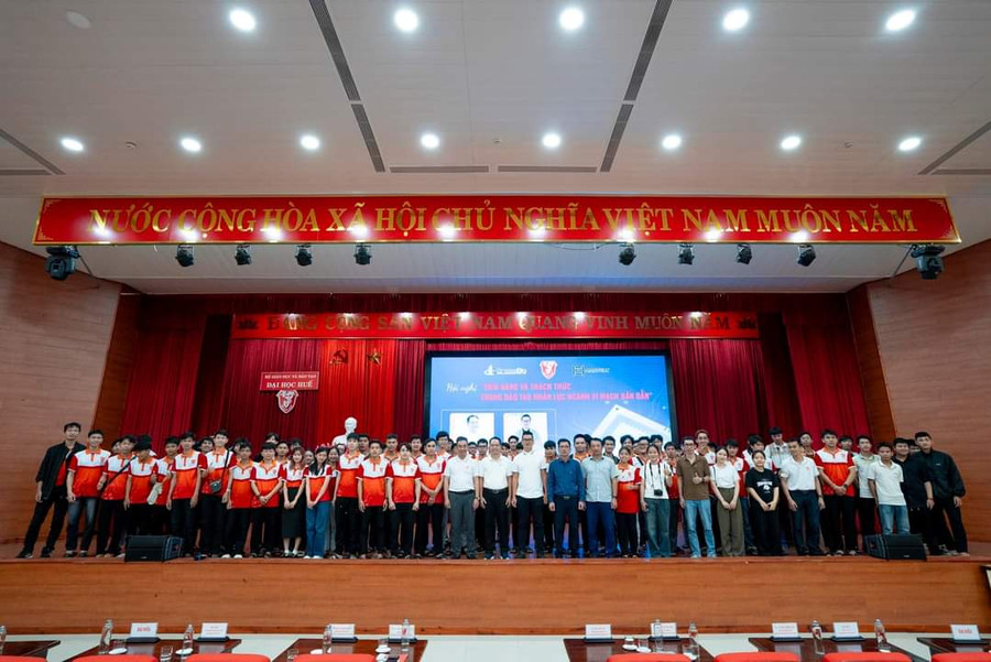 Các đại biểu cùng sinh viên chụp hình lưu niệm. (Ảnh: Q.L)