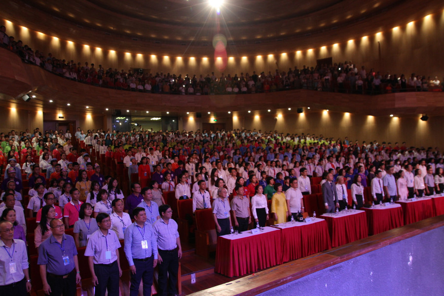 Các đại biểu làm lễ chào cờ. Các đại biểu làm lễ chào cờ.