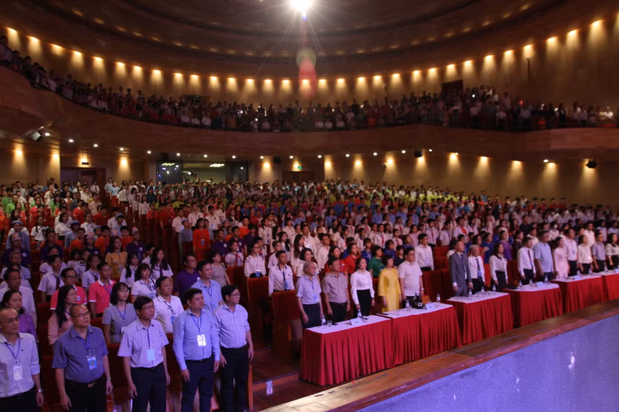 Các đại biểu làm lễ chào cờ.