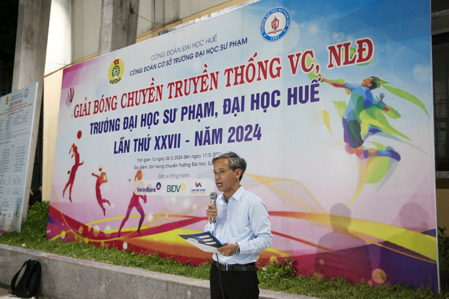 TS Lê Hồ Sơn - Chủ tịch Công đoàn cơ sở Trường ĐH Sư phạm, ĐH Huế phát biểu tại lễ bế mạc.